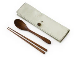 Besteck Set Mit Essstäbchen, Löffel Und Leder-Tasche -Qualitätsladen Für Geschirr besteck set mit essstaebchen loeffel und leder tasche 1