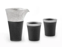 Sake Set Suzune L, 1 Karaffe, 2 Becher L -Qualitätsladen Für Geschirr sake set suzune l 1 karaffe 2 becher l 1